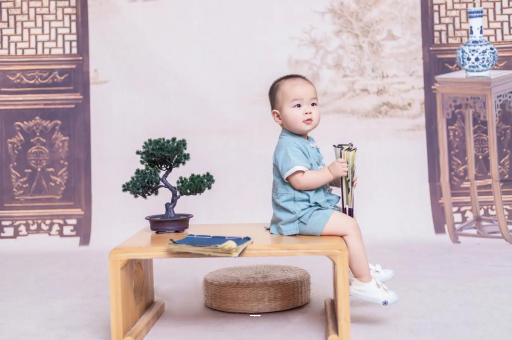 渠县宝宝边吃奶边挣扎烦躁